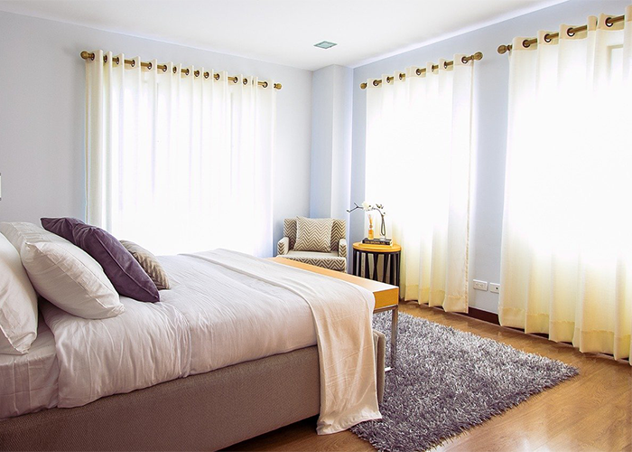 Slaapkamer met gordijnen